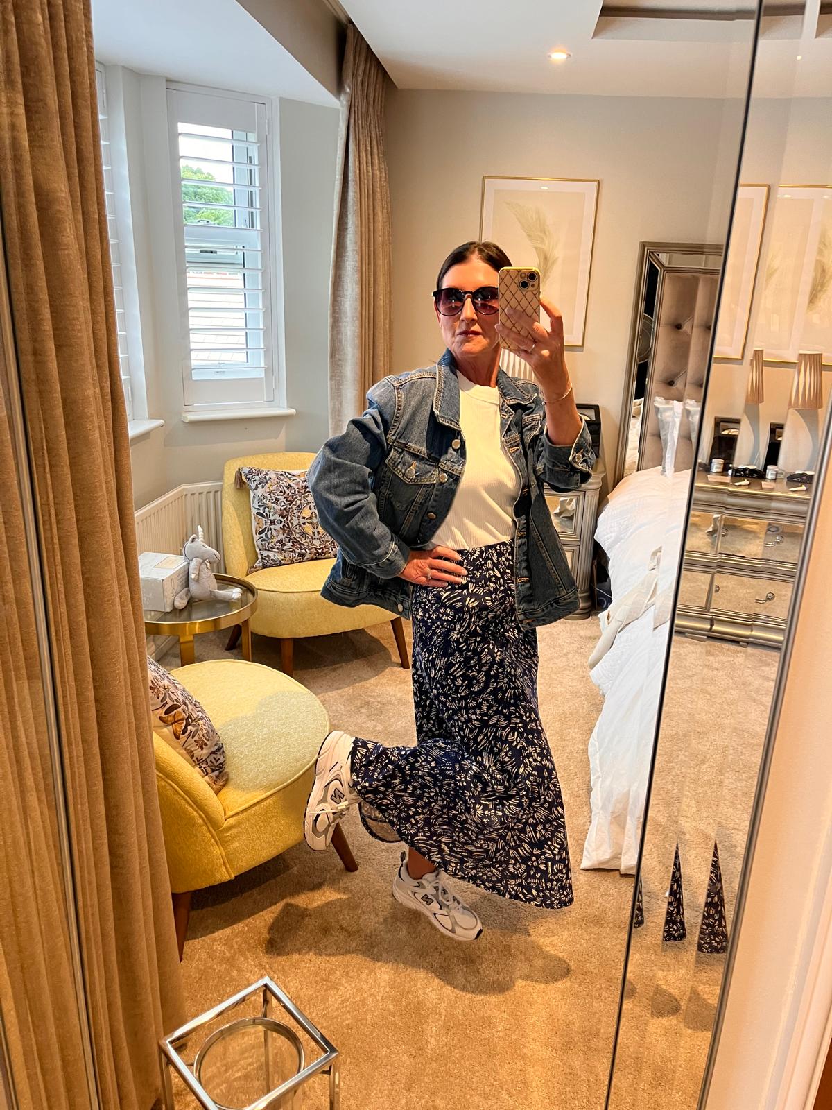 EX Famous Store Navy Skirt