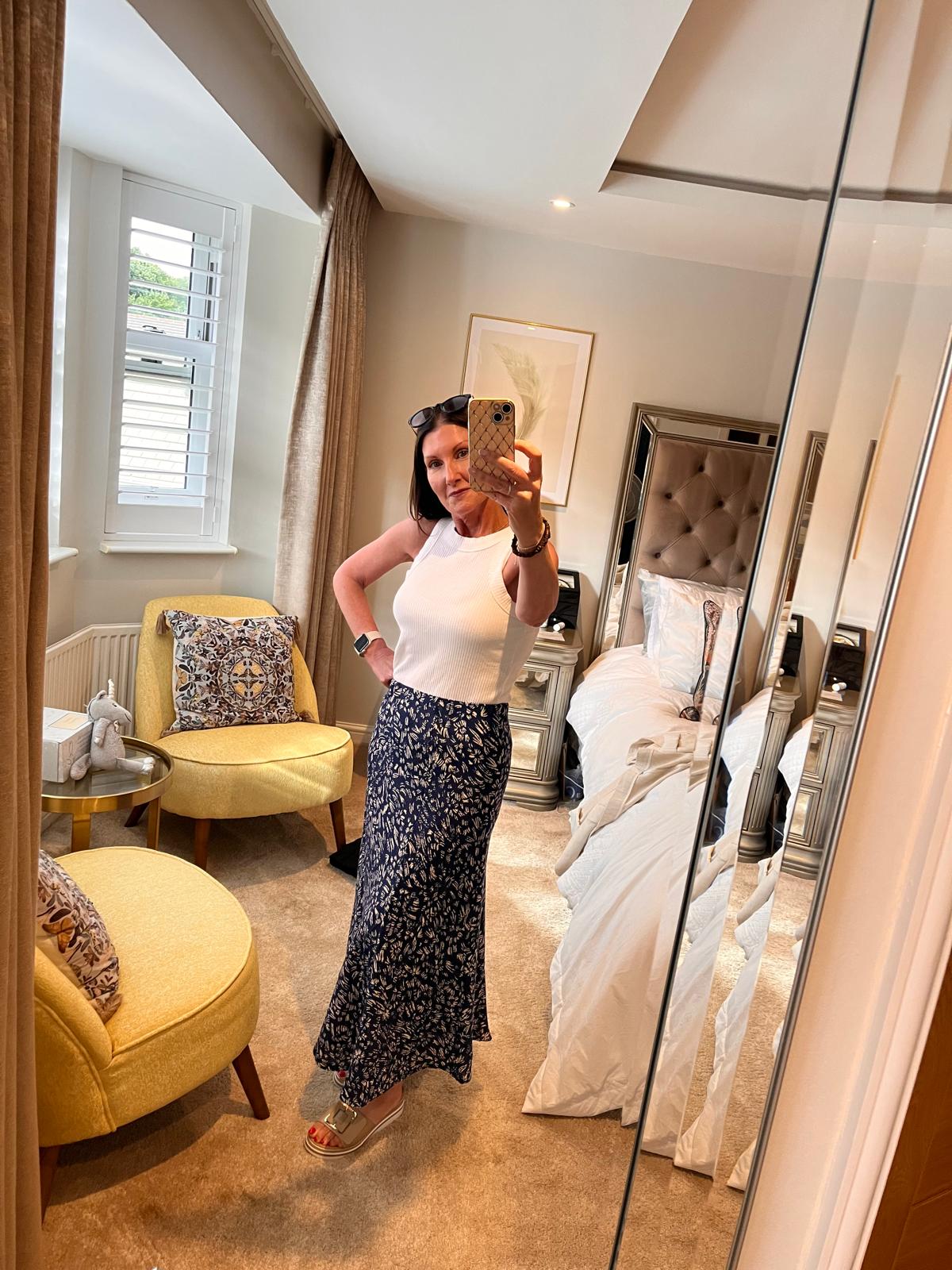 EX Famous Store Navy Skirt